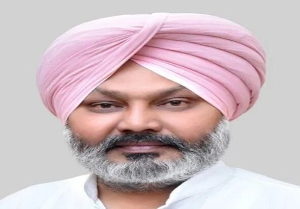 कलानौर का गुरकीरत सिंह श्मशानघाट से नशे सहित किया काबू, बड़े Congress नेताओं के साथ तस्वीरें आईं सामने: हरपाल चीमा