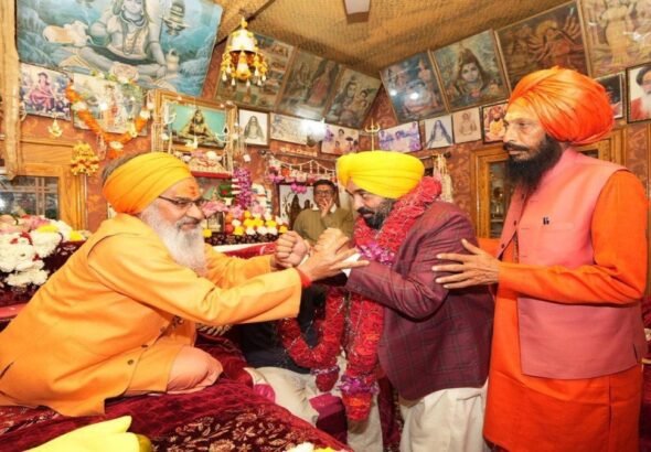 महा शिवरात्रि के मौके पर अरविंद केजरीवाल और CM Mann ने श्री रणकेशवर महादेव मंदिर में माथा टेका, पंजाब की शांति और खुशहाली के लिए की प्रार्थना