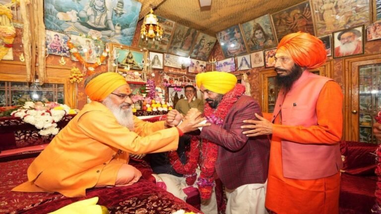 महा शिवरात्रि के मौके पर अरविंद केजरीवाल और CM Mann ने श्री रणकेशवर महादेव मंदिर में माथा टेका, पंजाब की शांति और खुशहाली के लिए की प्रार्थना