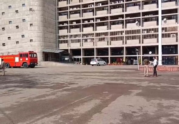 पंजाब CM ऑफिस-चंडीगढ़ कोर्ट उड़ाने की धमकी:सेक्रेटेरिएट खाली कराया, हरियाणा सचिवालय में भी अलर्ट, CRPF-पुलिस मौके पर