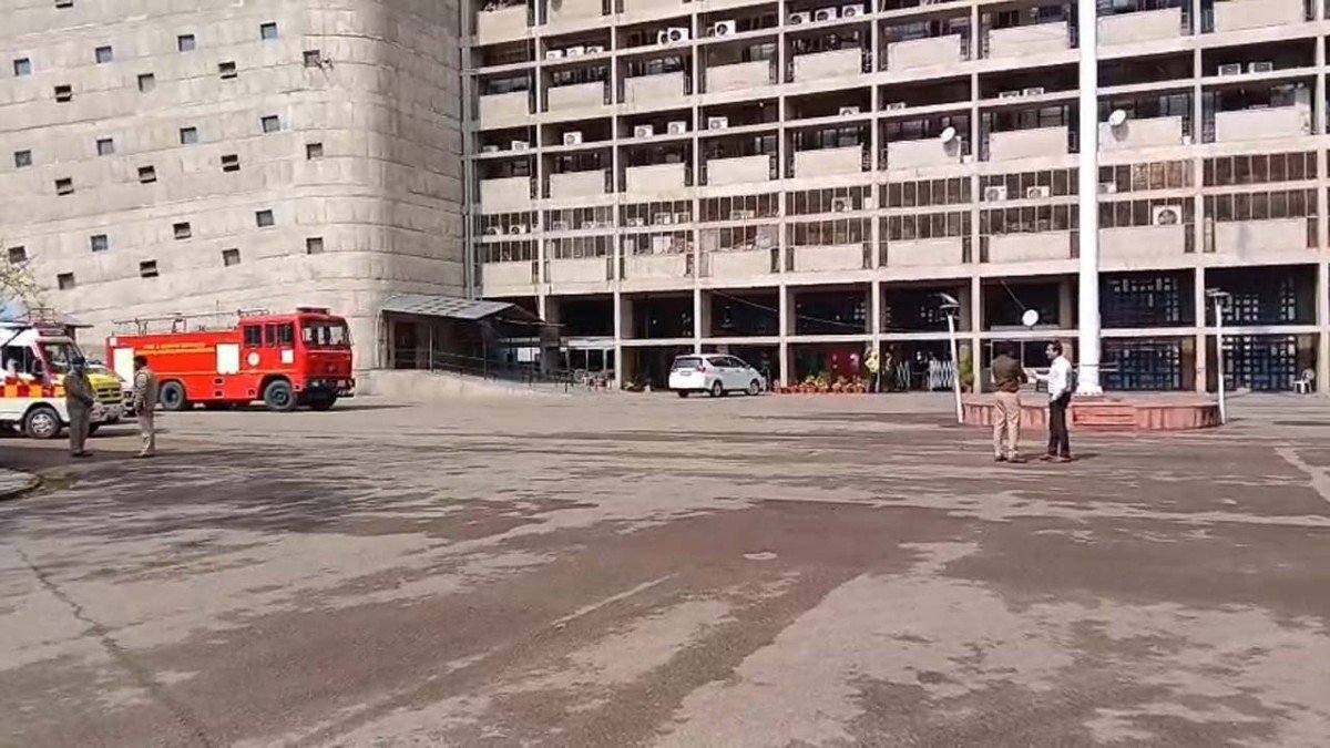 पंजाब CM ऑफिस-चंडीगढ़ कोर्ट उड़ाने की धमकी:सेक्रेटेरिएट खाली कराया, हरियाणा सचिवालय में भी अलर्ट, CRPF-पुलिस मौके पर