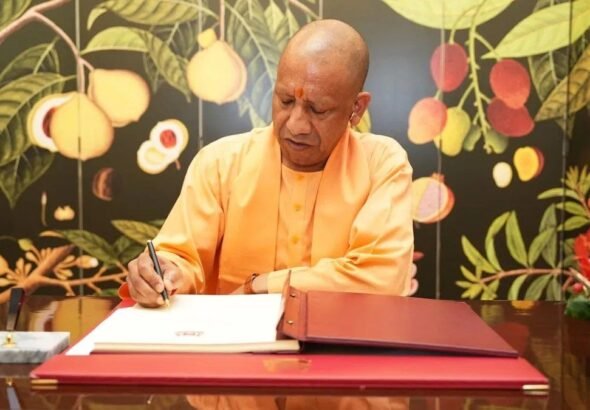 सिंगापुर में भी हिट हुआ CM योगी आदित्यनाथ का मॉडल, दौरे के पहले दिन ही 20, 000 करोड़ रुपए का एमओयू