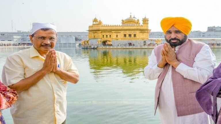 अदालत द्वारा ईमानदारी साबित होने के बाद अरविंद केजरीवाल ने CM भगवंत सिंह मान के साथ सच्चखंड श्री हरिमंदिर साहिब में माथा टेका