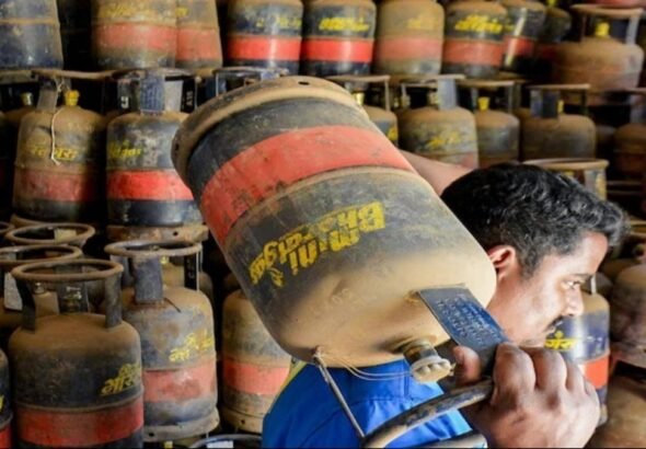 बेंगलुरु, मुंबई समेत देश के कई शहरों में LPG सिलेंडर का संकट; केंद्र सरकार का आया जवाब