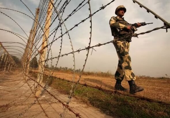 पंजाब: BSF ने बॉर्डर पर एक पाकिस्तानी स्मगलर को मार गिराया, संदिग्ध सामान बरामद