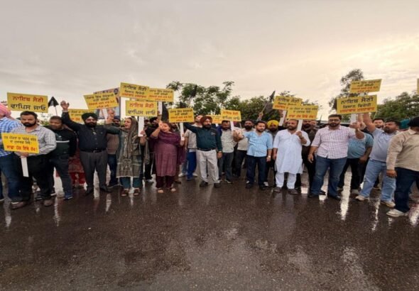 कुराली में हरियाणा के CM नायब सैनी का भारी विरोध, आप नेताओं ने दिखाए काले झंडे