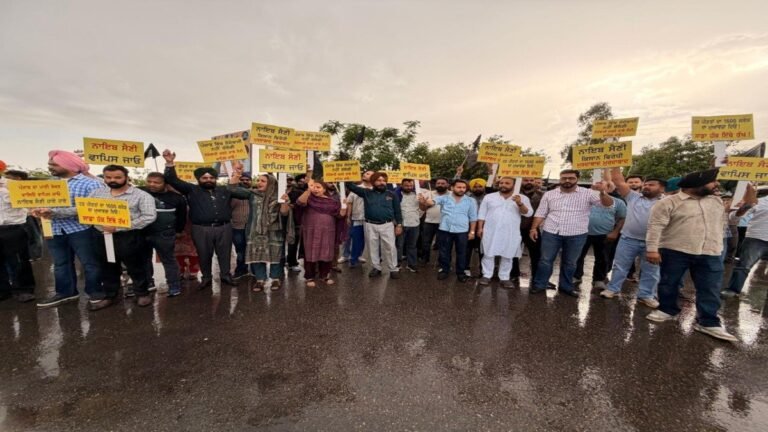 कुराली में हरियाणा के CM नायब सैनी का भारी विरोध, आप नेताओं ने दिखाए काले झंडे