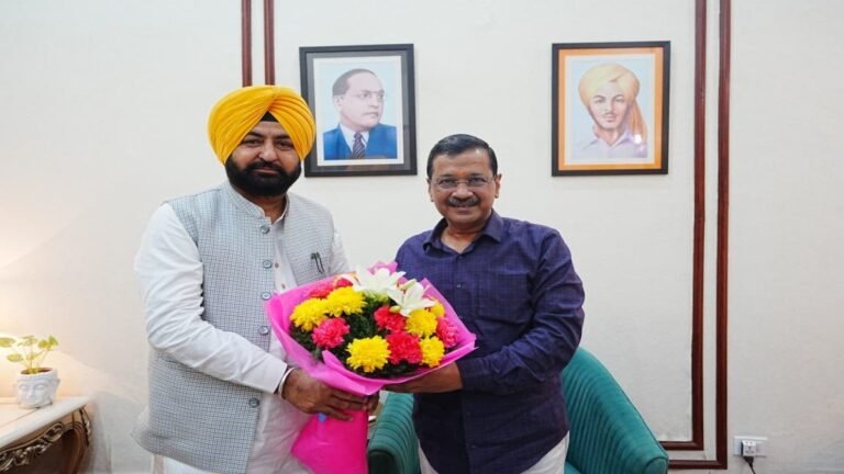 Hardeep Singh Mundia  ने नई दिल्ली में अरविंद केजरीवाल और मनीष सिसोदिया से मुलाकात कर दी बधाई