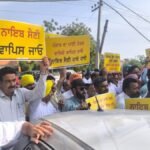 समाना में Saini को दिखाए गए काले झंडे, आप ने ”Go Back” के नारों के साथ किया ज़ोरदार प्रदर्शन