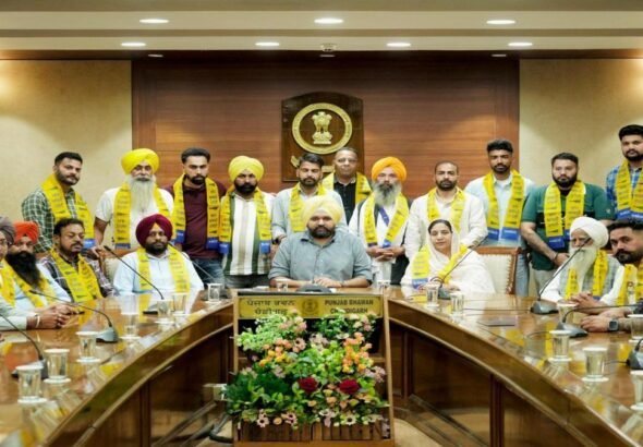 कांग्रेस, अकाली दल और भाजपा को बड़ा झटका, दर्जनों जमीनी स्तर नेता AAP में हुए शामिल