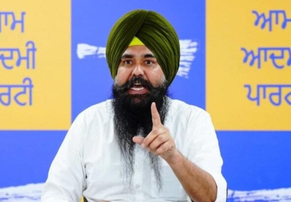 “हम छात्रों के साथ हैं” — PU में लाठीचार्ज की MP मलविंदर कंग ने की निंदा