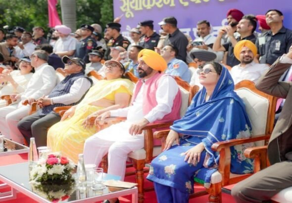 चंडीगढ़ एयर-शो का दूसरा दिन:एयरफोर्स की सूर्यकिरन टीम ने डायमंड-Y फॉर्मेशन बनाया; पंजाब और हरियाणा CM भी पहुंचे