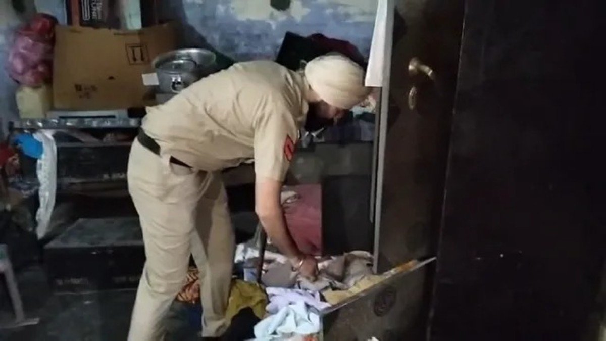अमृतसर में पंजाब पुलिस का सर्च अभियान; घर से हथियार और कारतूस बरामद, गांव पंडोरी वड़ैच में पुलिस की घेराबंदी