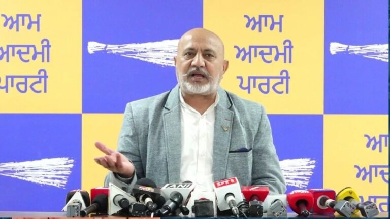 PRTC की बसों के कलर पर AAP का पलटवार:बलतेज पन्नू बोले- 2016 में आकाली दल ने ग्रामीण बसों का करवाया था यही कलर