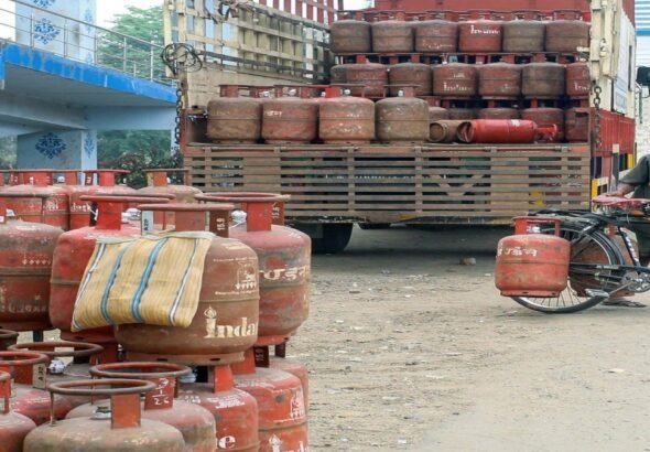LPG Price Hike: महंगाई का झटका! कमर्शियल एलपीजी सिलिंडर के दाम पहुंचे ₹2 हजार के पार, जानें घरेलू गैस के नए रेट