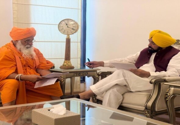 संत बलबीर सिंह सीचेवाल की CM भगवंत मान से मुलाकात, धुसी बांध मजबूती और 117 करोड़ की सड़क पर चर्चा